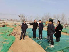 11月27日上午，聊城市水利工程總公司領導李令安、高文濱、袁航一行對公司所屬在建工地進行實地查看。公司領導一行先后對聊城江北水城旅游度假區(qū)引黃灌區(qū)農(nóng)業(yè)節(jié)水工程施工四標段